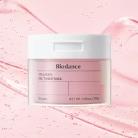 Τα Collagen Gel Toner Pad 60pads είναι φύλλα γέλης εμπλουτισμένα με essence που προσφέρουν καταπραϋωση, δροσιστική ενυδάτωση για μια ισορροπημένη και άνετη επιδερμίδα. Δεν δημιουργούν ερεθισμό. Χρησιμοποιήστε τα καθημερινά για μια δροσερή επιδερμίδα και λάμψη, χωρίς να ανησυχείτε για ερεθισμούς. Είναι ήπια και ασφαλή για το ευαίσθητο δέρμα. Τα προϊόντα περιποίησης δέρματος Biodance εστιάζουν στην ισορροπία των αποτελεσματικών συστατικών και των μακροχρόνιων αποτελεσμάτων . Τα Collagen Gel Toner Pad 60pads περιέχουν: Χαμηλού Μοριακού Βάρους Κολλαγόνο: Αυτό το υπερ-χαμηλού μοριακού βάρους κολλαγόνο, λεπτότερο από μια τρίχα, διεισδύει βαθιά στους πόρους για να ενισχύσει την ελαστικότητα του δέρματος. Βοηθάει επίσης στη refinement των διευρυμένων πόρων άμεσα μετά τη χρήση. 10% Νερό Κολλαγόνου. Φτιαγμένο με 10% νερό κολλαγόνου, το οποίο απορροφάται πιο γρήγορα από το εκχύλισμα κολλαγόνου, καθιστώντας το ιδανικό για τα pad τόνωσης. Τρόπος Χρήσης. Μετά τον καθαρισμό, περάστε απαλά το pad τόνωσης στο πρόσωπο από το κέντρο προς τα έξω, αποφεύγοντας την ευαίσθητη περιοχή γύρω από τα μάτια. Εφαρμόστε το pad τόνωσης σε περιοχές που χρειάζονται εντατική ενυδάτωση και εναλλακτικά χρησιμοποιήστε το ως μάσκα προσώπου.