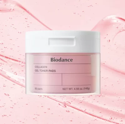 Τα Collagen Gel Toner Pad 60pads είναι φύλλα γέλης εμπλουτισμένα με essence που προσφέρουν καταπραϋωση, δροσιστική ενυδάτωση για μια ισορροπημένη και άνετη επιδερμίδα. Δεν δημιουργούν ερεθισμό. Χρησιμοποιήστε τα καθημερινά για μια δροσερή επιδερμίδα και λάμψη, χωρίς να ανησυχείτε για ερεθισμούς. Είναι ήπια και ασφαλή για το ευαίσθητο δέρμα. Τα προϊόντα περιποίησης δέρματος Biodance εστιάζουν στην ισορροπία των αποτελεσματικών συστατικών και των μακροχρόνιων αποτελεσμάτων . Τα Collagen Gel Toner Pad 60pads περιέχουν: Χαμηλού Μοριακού Βάρους Κολλαγόνο: Αυτό το υπερ-χαμηλού μοριακού βάρους κολλαγόνο, λεπτότερο από μια τρίχα, διεισδύει βαθιά στους πόρους για να ενισχύσει την ελαστικότητα του δέρματος. Βοηθάει επίσης στη refinement των διευρυμένων πόρων άμεσα μετά τη χρήση. 10% Νερό Κολλαγόνου. Φτιαγμένο με 10% νερό κολλαγόνου, το οποίο απορροφάται πιο γρήγορα από το εκχύλισμα κολλαγόνου, καθιστώντας το ιδανικό για τα pad τόνωσης. Τρόπος Χρήσης. Μετά τον καθαρισμό, περάστε απαλά το pad τόνωσης στο πρόσωπο από το κέντρο προς τα έξω, αποφεύγοντας την ευαίσθητη περιοχή γύρω από τα μάτια. Εφαρμόστε το pad τόνωσης σε περιοχές που χρειάζονται εντατική ενυδάτωση και εναλλακτικά χρησιμοποιήστε το ως μάσκα προσώπου.