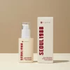 Ο Seoul 1988 Serum: Retinal Liposome 2% + Black Ginseng 30ml είναι ένας προηγμένος αντιγηραντικός ορός με Retinal Liposome 2% και εκχύλισμα Μαύρου Ginseng, που στοχεύει στη μείωση των ρυτίδων, της ανομοιομορφίας και των σημαδιών φωτογήρανσης. Η λιποσωμική μορφή ρετιναλδεΰδης εξασφαλίζει σταθερότητα, υψηλή απορρόφηση και μέγιστη αποτελεσματικότητα χωρίς να προκαλεί ερεθισμούς, ενώ το Μαύρο Ginseng προσφέρει έντονη αντιοξειδωτική προστασία και επανόρθωση του δέρματος. Η σύνθεση εμπλουτίζεται με Bakuchiol, Vitamin C και πεπτίδια, για βελτίωση της υφής, φωτεινότητα και σφριγηλότητα. Το αποτέλεσμα είναι μια ορατά πιο λεία, φωτεινή και αναζωογονημένη επιδερμίδα. Κατάλληλο για όλους τους τύπους δέρματος, ιδανικό για ώριμες και φωτογηρασμένες επιδερμίδες.
