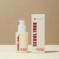 Ο Seoul 1988 Serum: Retinal Liposome 2% + Black Ginseng 30ml είναι ένας προηγμένος αντιγηραντικός ορός με Retinal Liposome 2% και εκχύλισμα Μαύρου Ginseng, που στοχεύει στη μείωση των ρυτίδων, της ανομοιομορφίας και των σημαδιών φωτογήρανσης. Η λιποσωμική μορφή ρετιναλδεΰδης εξασφαλίζει σταθερότητα, υψηλή απορρόφηση και μέγιστη αποτελεσματικότητα χωρίς να προκαλεί ερεθισμούς, ενώ το Μαύρο Ginseng προσφέρει έντονη αντιοξειδωτική προστασία και επανόρθωση του δέρματος. Η σύνθεση εμπλουτίζεται με Bakuchiol, Vitamin C και πεπτίδια, για βελτίωση της υφής, φωτεινότητα και σφριγηλότητα. Το αποτέλεσμα είναι μια ορατά πιο λεία, φωτεινή και αναζωογονημένη επιδερμίδα. Κατάλληλο για όλους τους τύπους δέρματος, ιδανικό για ώριμες και φωτογηρασμένες επιδερμίδες.