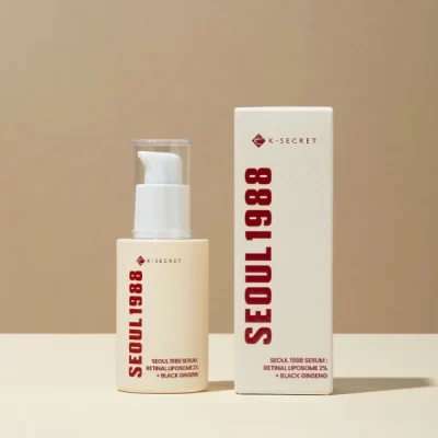 Ο Seoul 1988 Serum: Retinal Liposome 2% + Black Ginseng 30ml είναι ένας προηγμένος αντιγηραντικός ορός με Retinal Liposome 2% και εκχύλισμα Μαύρου Ginseng, που στοχεύει στη μείωση των ρυτίδων, της ανομοιομορφίας και των σημαδιών φωτογήρανσης. Η λιποσωμική μορφή ρετιναλδεΰδης εξασφαλίζει σταθερότητα, υψηλή απορρόφηση και μέγιστη αποτελεσματικότητα χωρίς να προκαλεί ερεθισμούς, ενώ το Μαύρο Ginseng προσφέρει έντονη αντιοξειδωτική προστασία και επανόρθωση του δέρματος. Η σύνθεση εμπλουτίζεται με Bakuchiol, Vitamin C και πεπτίδια, για βελτίωση της υφής, φωτεινότητα και σφριγηλότητα. Το αποτέλεσμα είναι μια ορατά πιο λεία, φωτεινή και αναζωογονημένη επιδερμίδα. Κατάλληλο για όλους τους τύπους δέρματος, ιδανικό για ώριμες και φωτογηρασμένες επιδερμίδες.